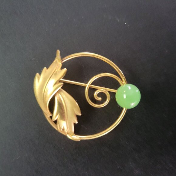 Vintage 1/20 Gold Brooch With Green Jade Stone Leaf Design - Picture 1 of 9